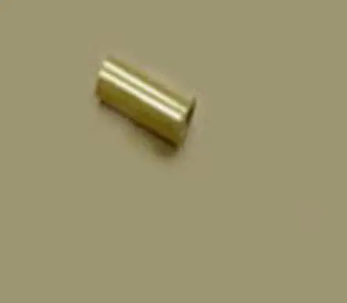 Goldfarbene zylindrische Hülse auf einfarbigem Hintergrund, vermutlich Teil eines Heizsystems von Remeha.
